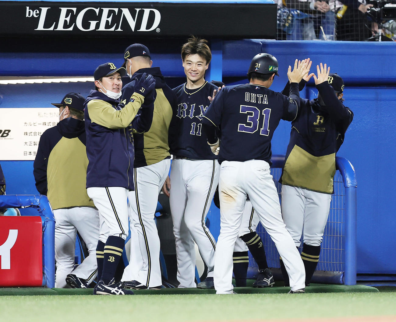 ヤクルト対オリックス　6回表オリックス2死一、二塁、杉本の右前適時打で生還した太田（右から2人目）を笑顔で迎える山崎福（中央）ら（撮影・足立雅史）