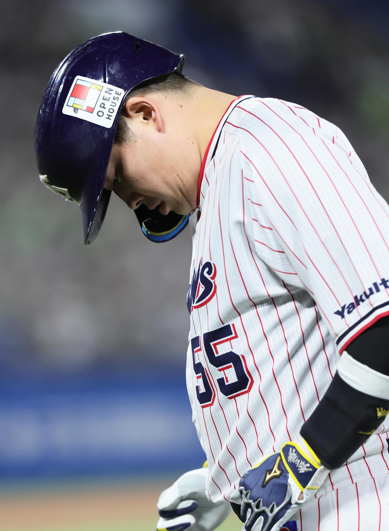 ヤクルト対オリックス　2回裏ヤクルト無死、一飛に倒れた村上はうつむきベンチに戻る（撮影・足立雅史）