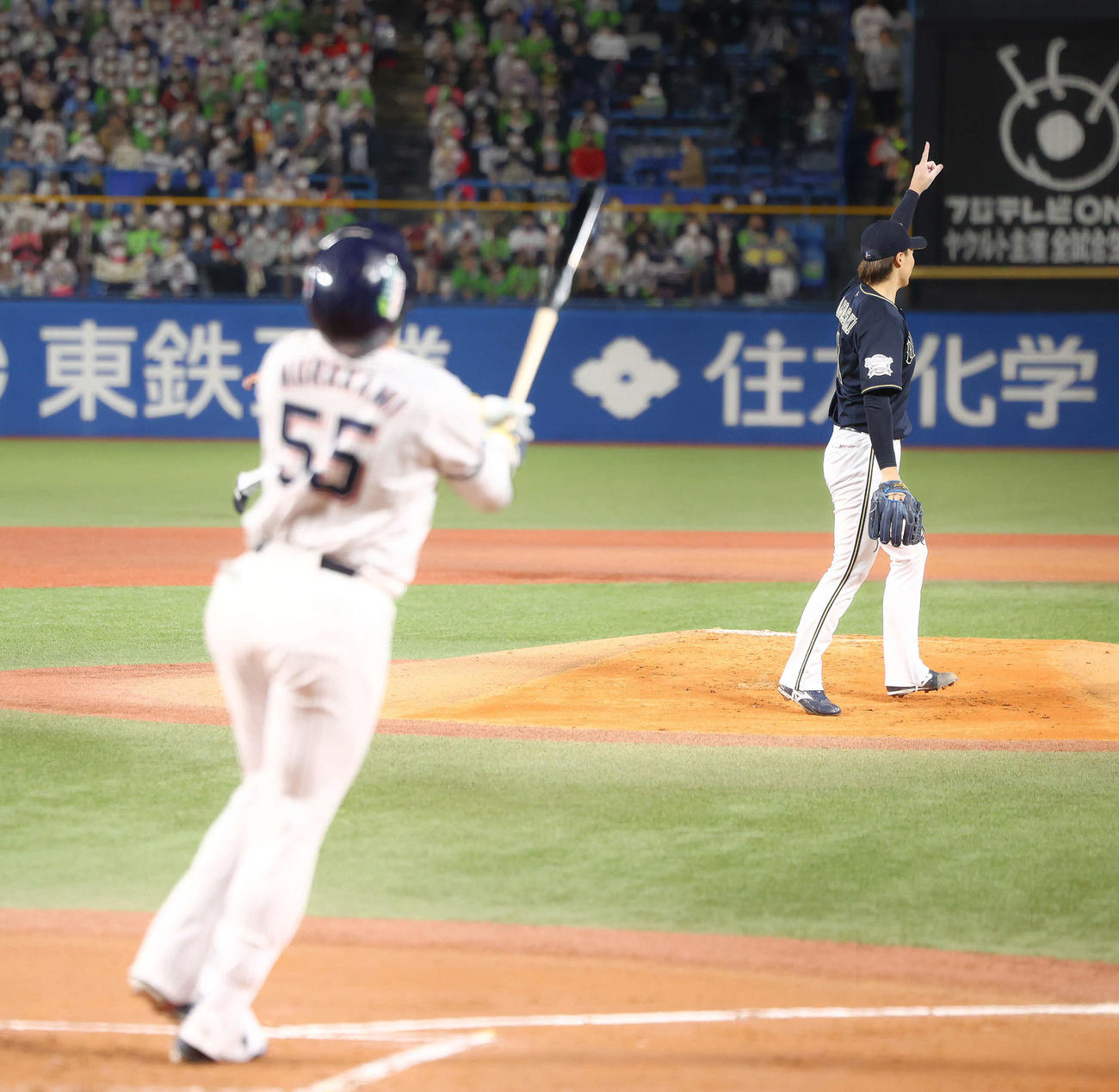 ヤクルト対オリックス　2回裏ヤクルト無死、村上を一飛に抑える山崎福（撮影・河田真司）
