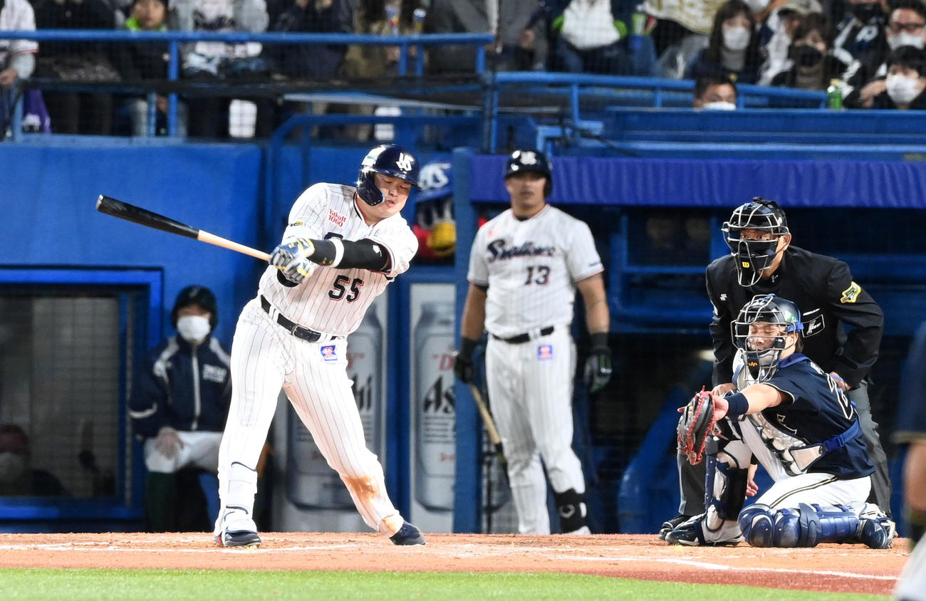 ヤクルト対オリックス　9回裏ヤクルト1死、村上は空振りの三振に倒れる（撮影・前岡正明）