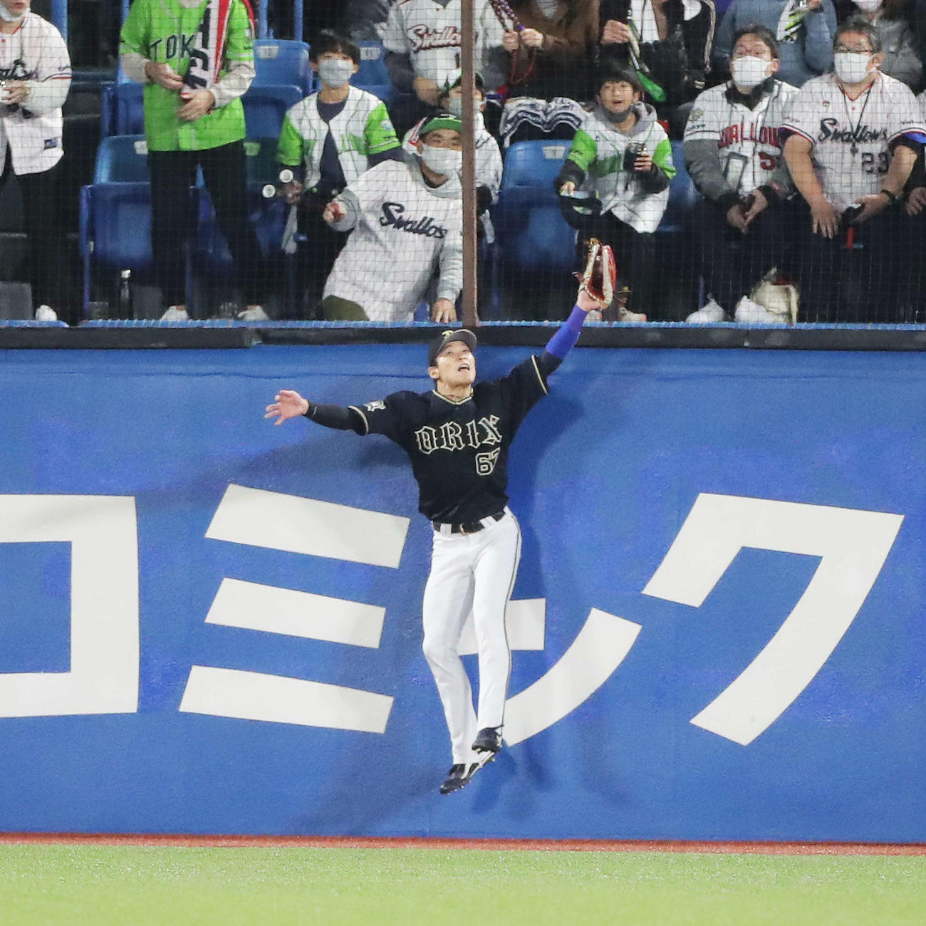 ヤクルト対オリックス　3回裏ヤクルト無死、サンタナの中飛を好捕する中川圭（撮影・河田真司）