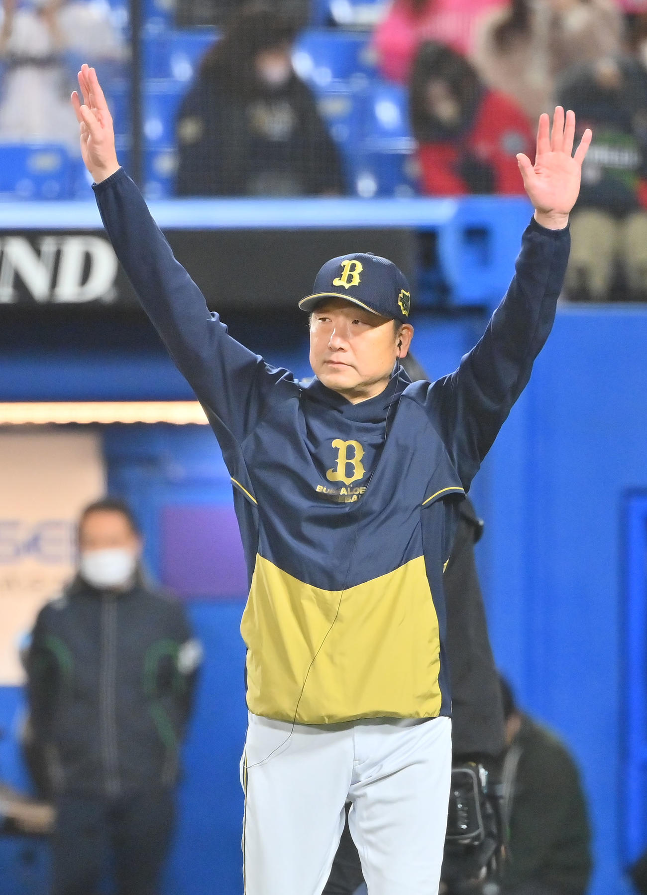 ヤクルト対オリックス　勝利監督インタビューを終え、ファンに手を振るオリックス中嶋監督（撮影・和賀正仁）（撮影・和賀正仁）