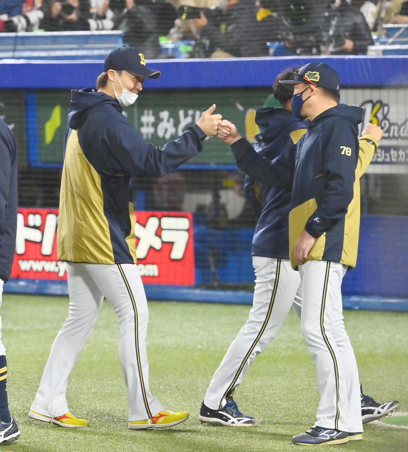 ヤクルト対オリックス　中嶋監督（右）にタッチで迎えられる山崎颯（撮影・和賀正仁）
