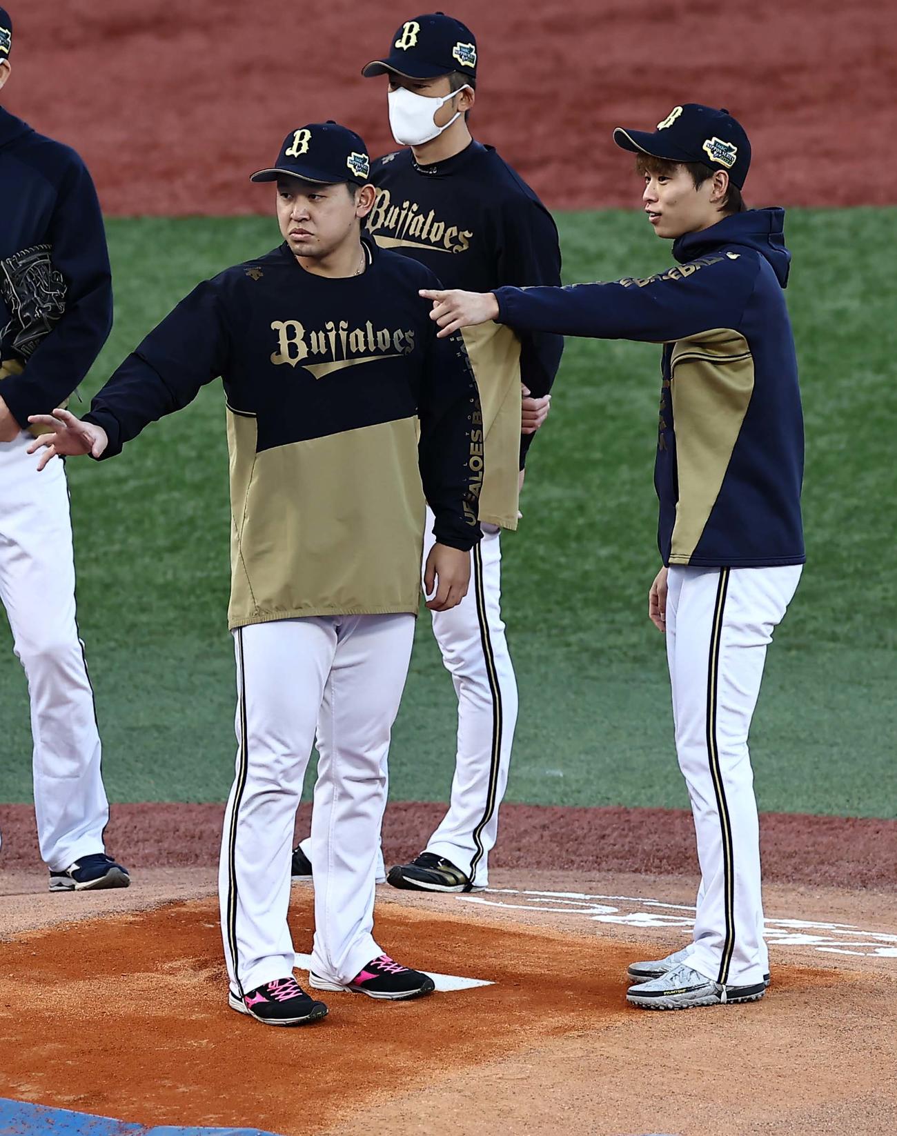 宮城（左）と山岡（右）は神宮球場のマウンドを確認する（撮影・上田博志）