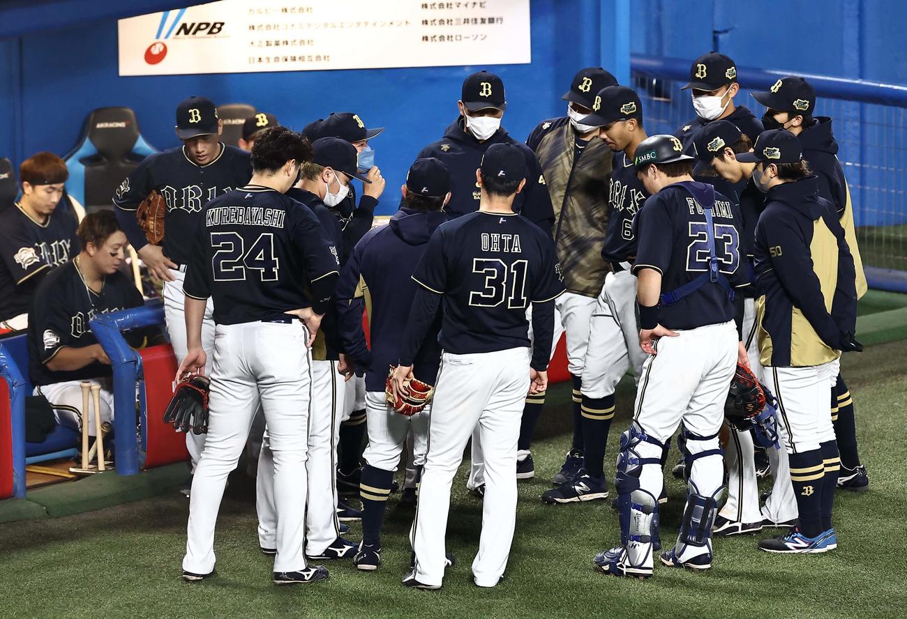 4回攻撃前に円陣を組むオリックスナイン（撮影・上田博志）