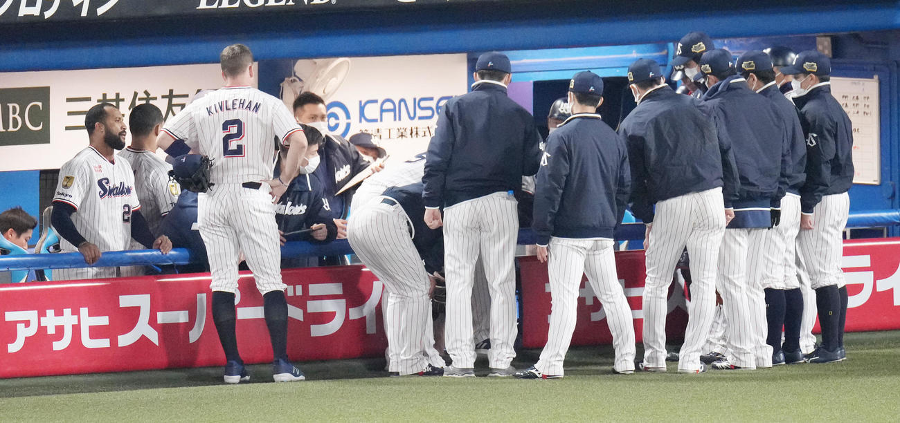 ヤクルト対オリックス　4回裏の攻撃前、円陣を組むヤクルトナイン（撮影・鈴木みどり）