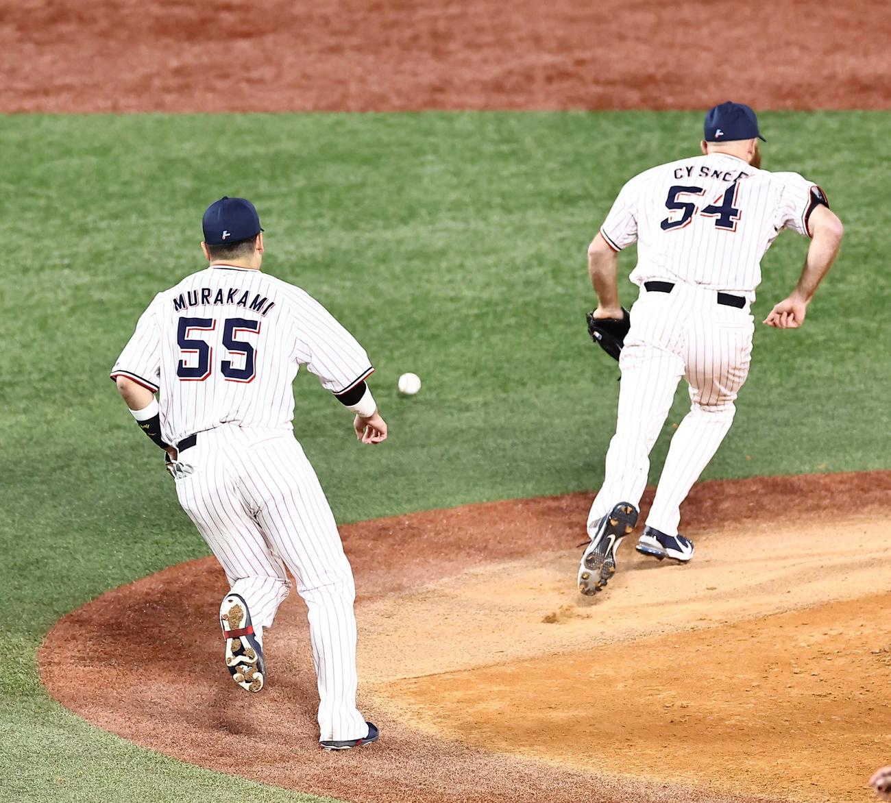 5回表オリックス無死一塁、村上（左）は宮城のバントを捕れず内野安打を許す（撮影・上田博志）