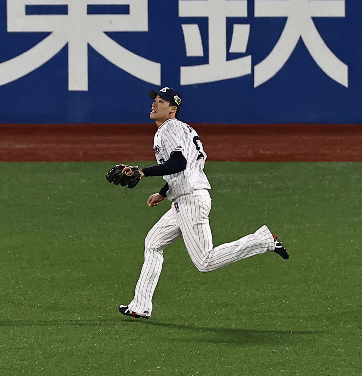 5回表オリックス2死満塁、塩見は杉本の打球を捕れず追加点を許す（撮影・上田博志）