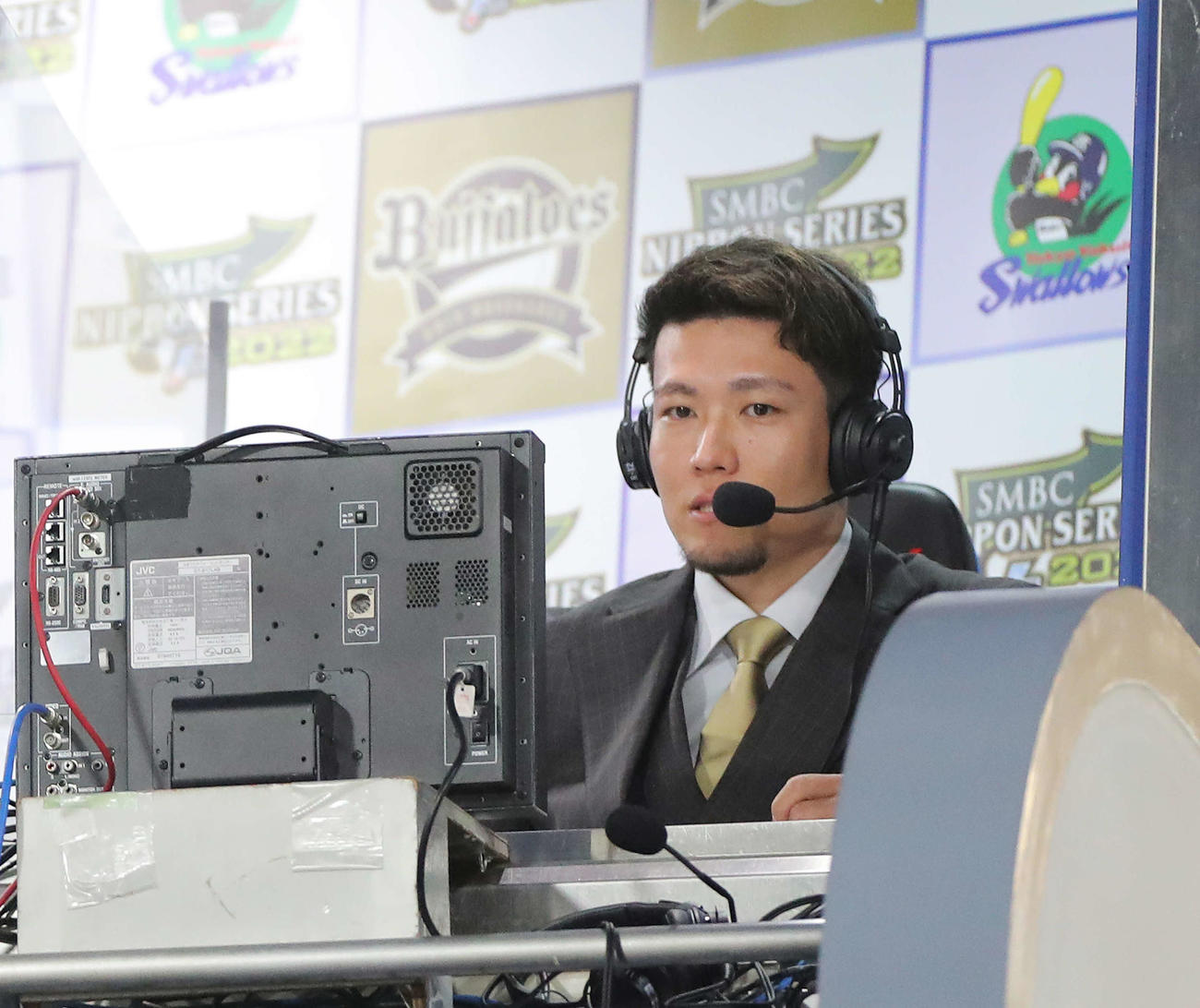 ヤクルト対オリックス　解説に臨むソフトバンク千賀（撮影・河田真司）