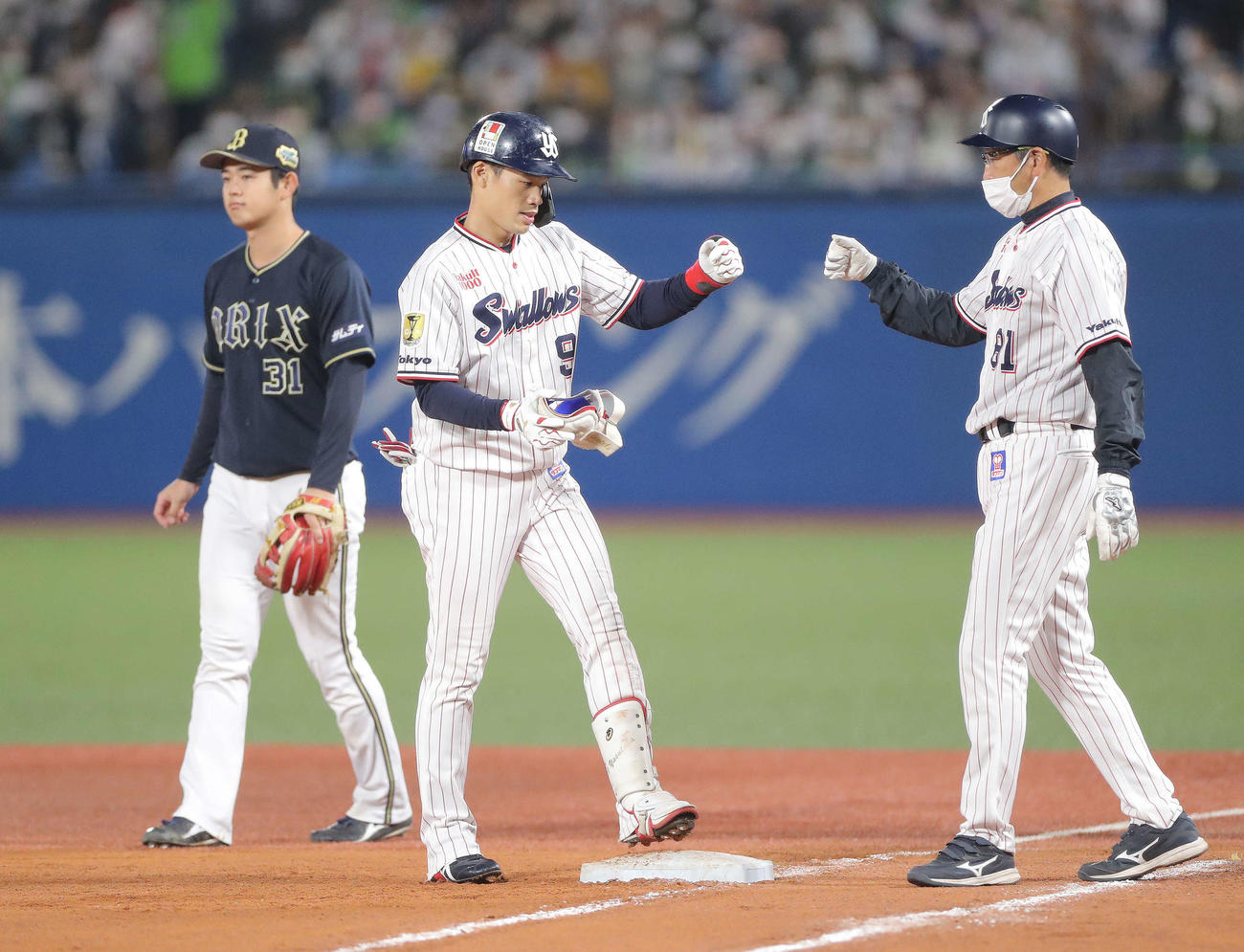 ヤクルト対オリックス　8回裏ヤクルト無死、右前打を放ち出塁する塩見（撮影・河田真司）