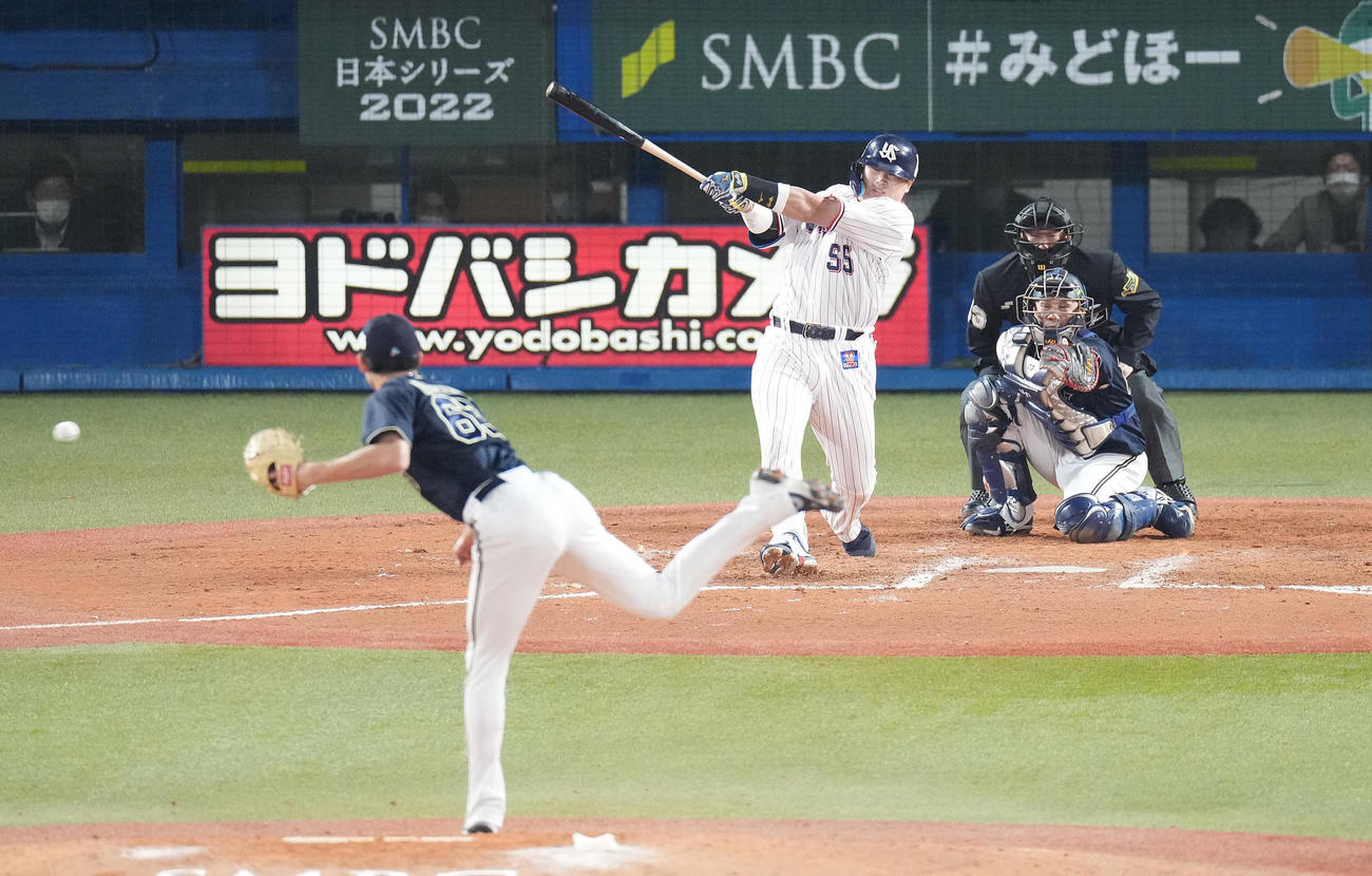 ヤクルト対オリックス　8回裏ヤクルト1死一、二塁、右前適時打を放つ村上。投手山崎颯（撮影・鈴木みどり）
