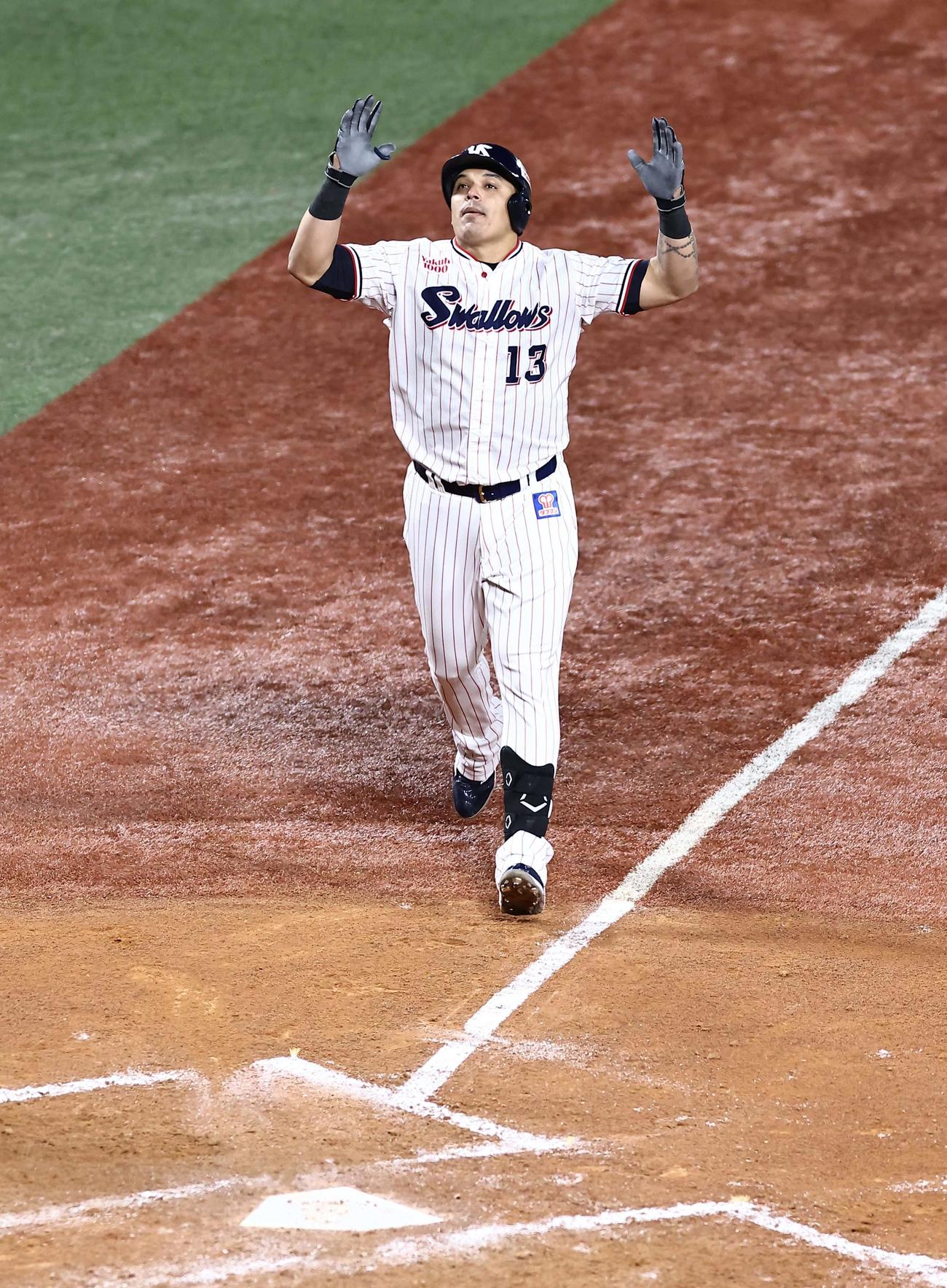 8回裏ヤクルト1死一、三塁、オスナは左越えに3点本塁打を放つ（撮影・上田博志）