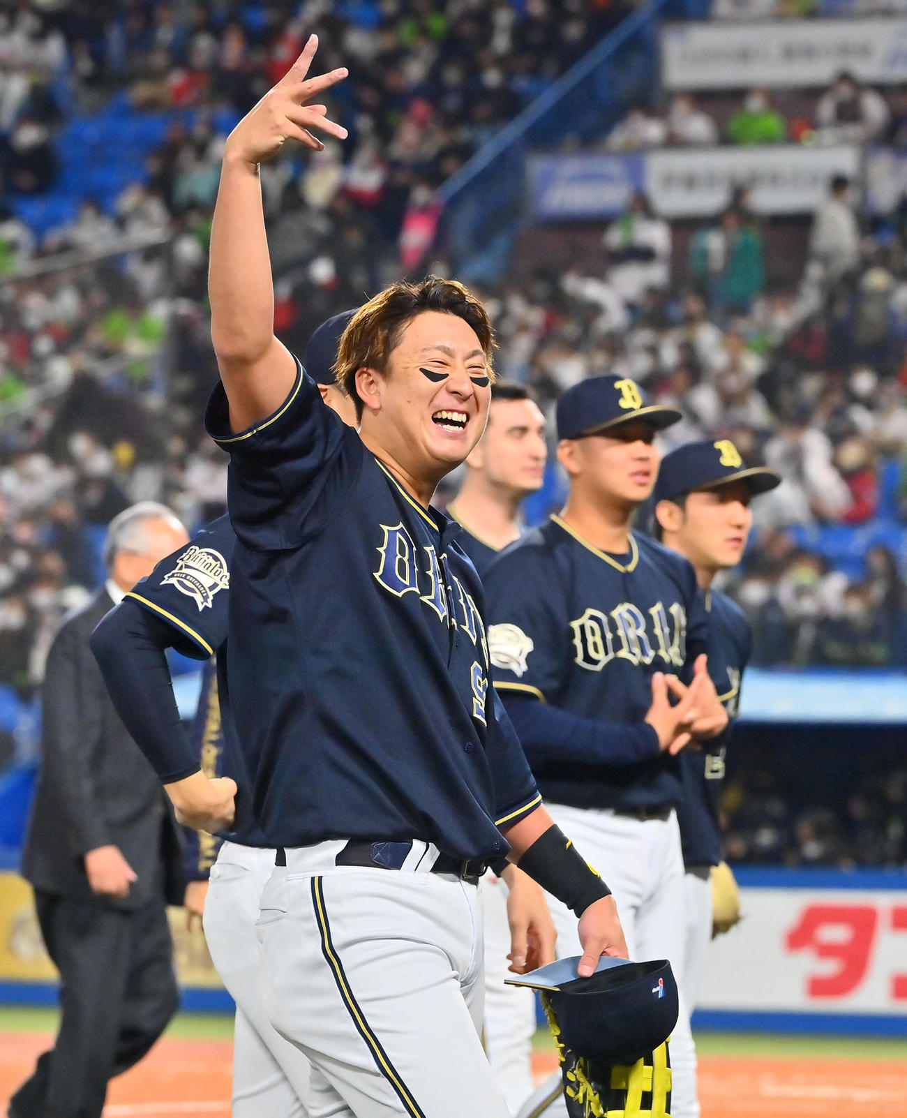 ヤクルト対オリックス　日本シリーズを制し、中嶋聡監督の胴上げを終え最高の笑顔を見せる杉本（撮影・和賀正仁）