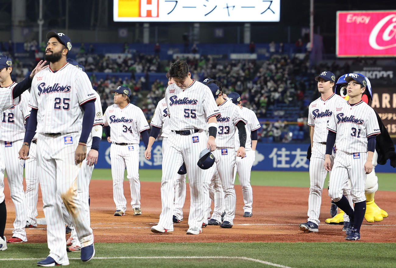 日本シリーズ第7戦　ヤクルト対オリックス　敗れ引き揚げるヤクルト村上（中央）ら＝2022年10月30日