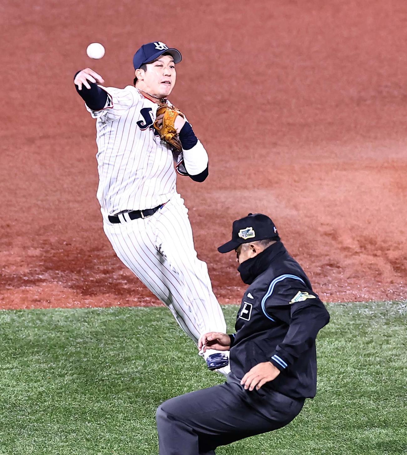 1回表オリックス2死一、二塁、山田は安達の打球を一塁へ送球するも間に合わず内野安打を許す（撮影・上田博志）