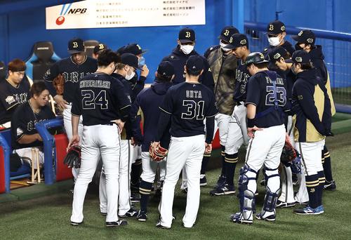 4回攻撃前に円陣を組むオリックスナイン(撮影・上田博志)
