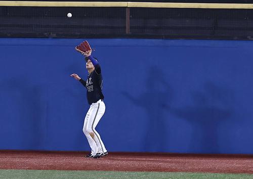 中川はオスナの大飛球を捕球する(撮影・上田博志)