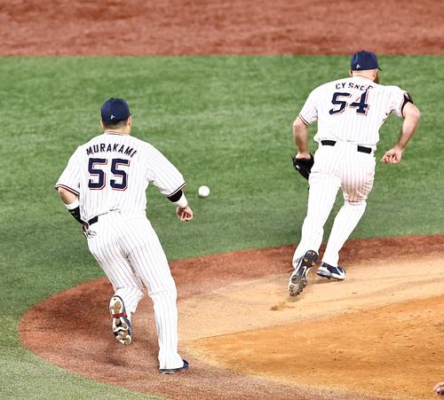 5回表オリックス無死一塁、村上(左)は宮城のバントを捕れず内野安打を許す(撮影・上田博志)