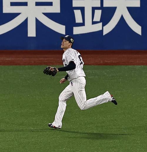 5回表オリックス2死満塁、塩見は杉本の打球を捕れず追加点を許す(撮影・上田博志)
