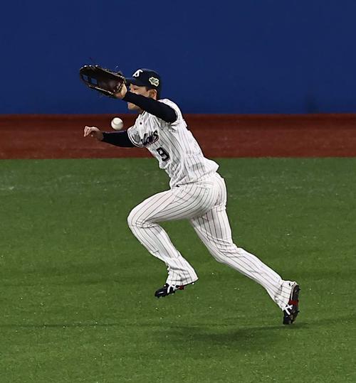 5回表オリックス2死満塁、塩見は杉本の打球を捕れず追加点を許す(撮影・上田博志)