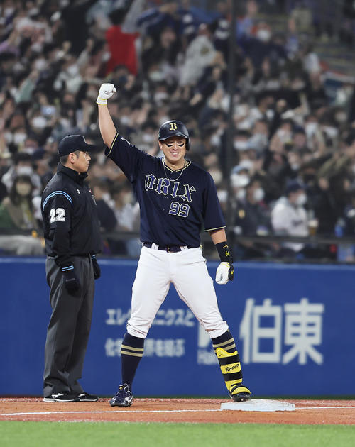 ヤクルト対オリックス 5回表オリックス2死満塁、中飛を打った杉本は塩見の3点適時失策を呼び込むガッツポーズ(撮影・足立雅史)