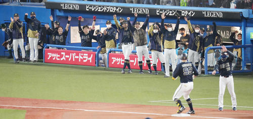 ヤクルト対オリックス 5回表オリックス2死満塁、杉本の走者一掃の中適時三塁打に盛り上がるオリックスベンチ(撮影・鈴木みどり)