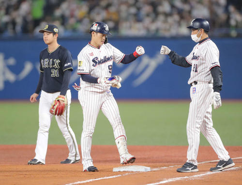 ヤクルト対オリックス 8回裏ヤクルト無死、右前打を放ち出塁する塩見(撮影・河田真司)