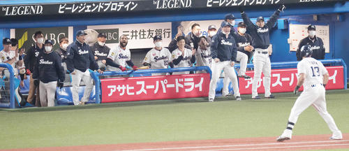 ヤクルト対オリックス 8回裏ヤクルト1死一、三塁、オスナの左越え3点本塁打に盛り上がるヤクルトベンチ(撮影・鈴木みどり)