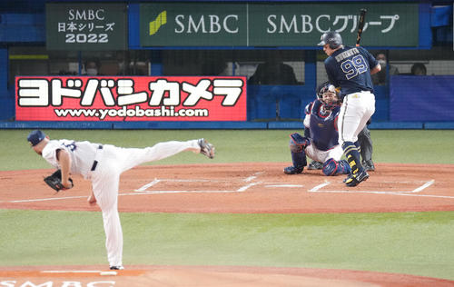 ヤクルト対オリックス 1回表オリックス2死二塁、死球を受ける杉本。投手サイスニード(撮影・鈴木みどり)
