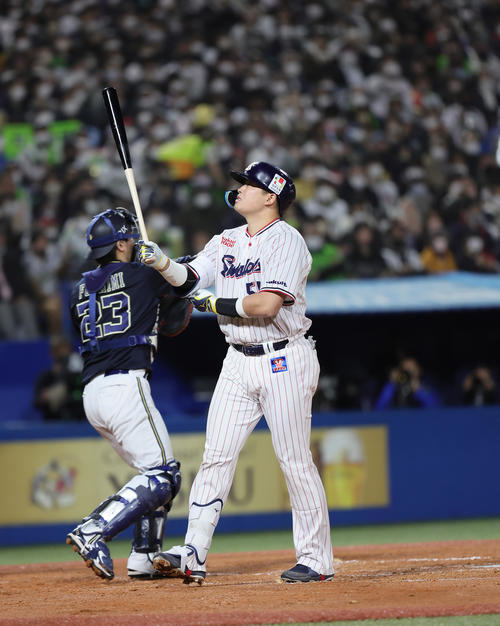 ヤクルト対オリックス 2回裏ヤクルト無死、見逃し三振に倒れバットを見つめる村上(撮影・足立雅史)