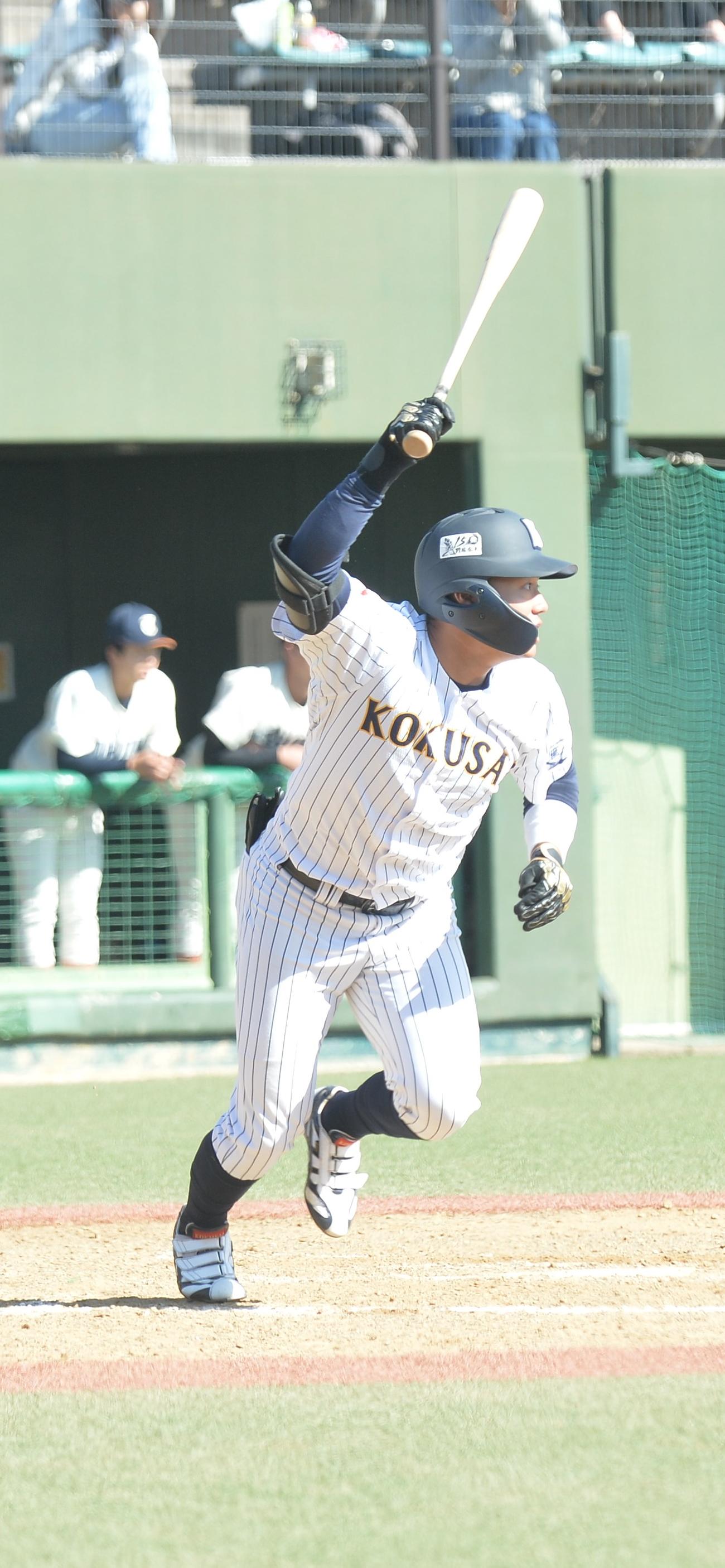4回、同点適時打を放つ上崎
