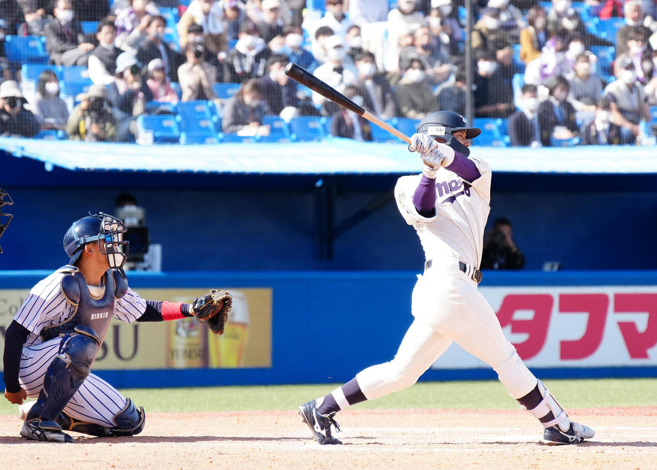 明大対立大　8回表明大無死二塁、右越えに逆転2点本塁打を放つ宗山（撮影・江口和貴）