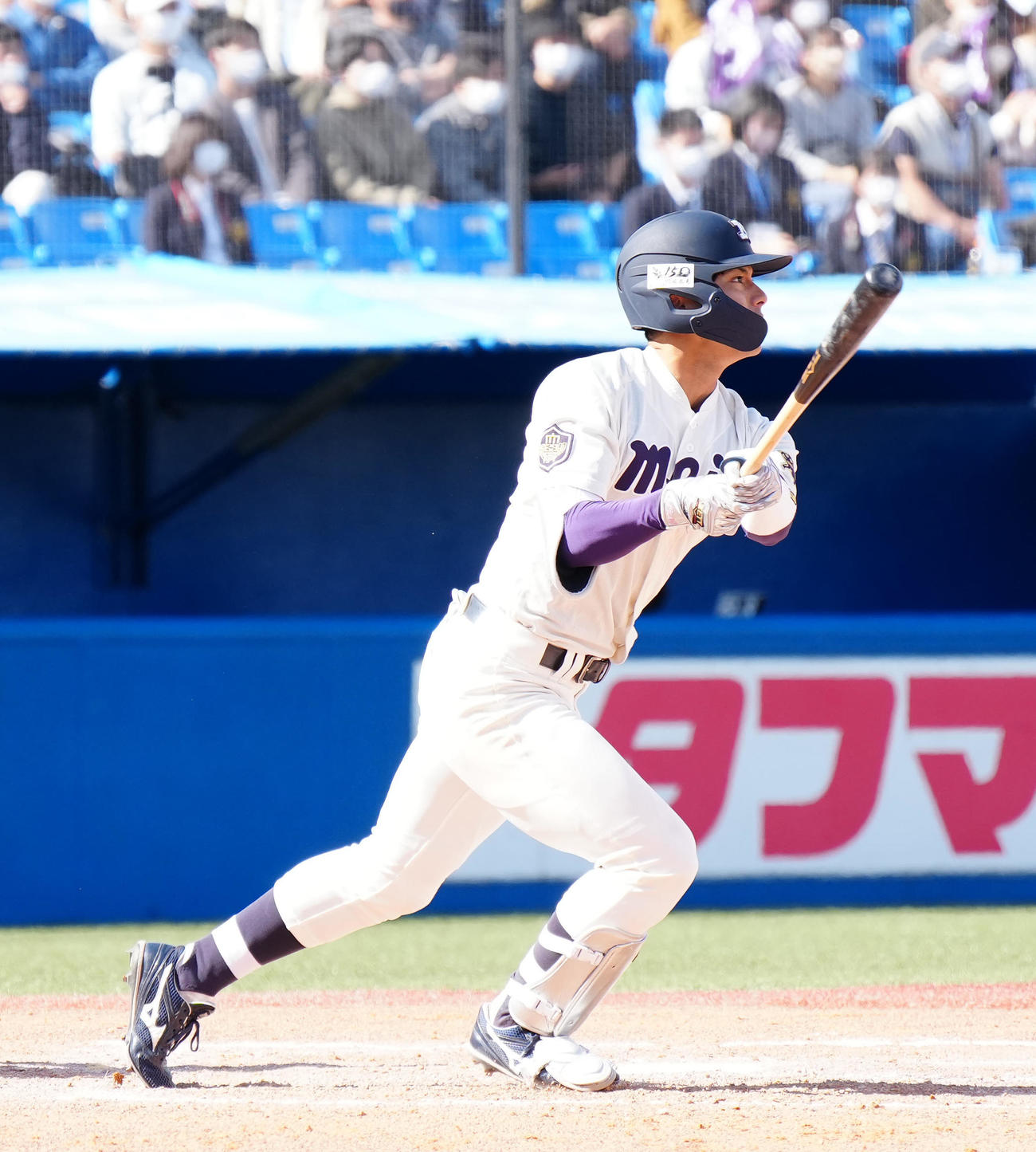 明大対立大　8回表明大無死二塁、右越えに逆転2点本塁打を放つ宗山（撮影・江口和貴）