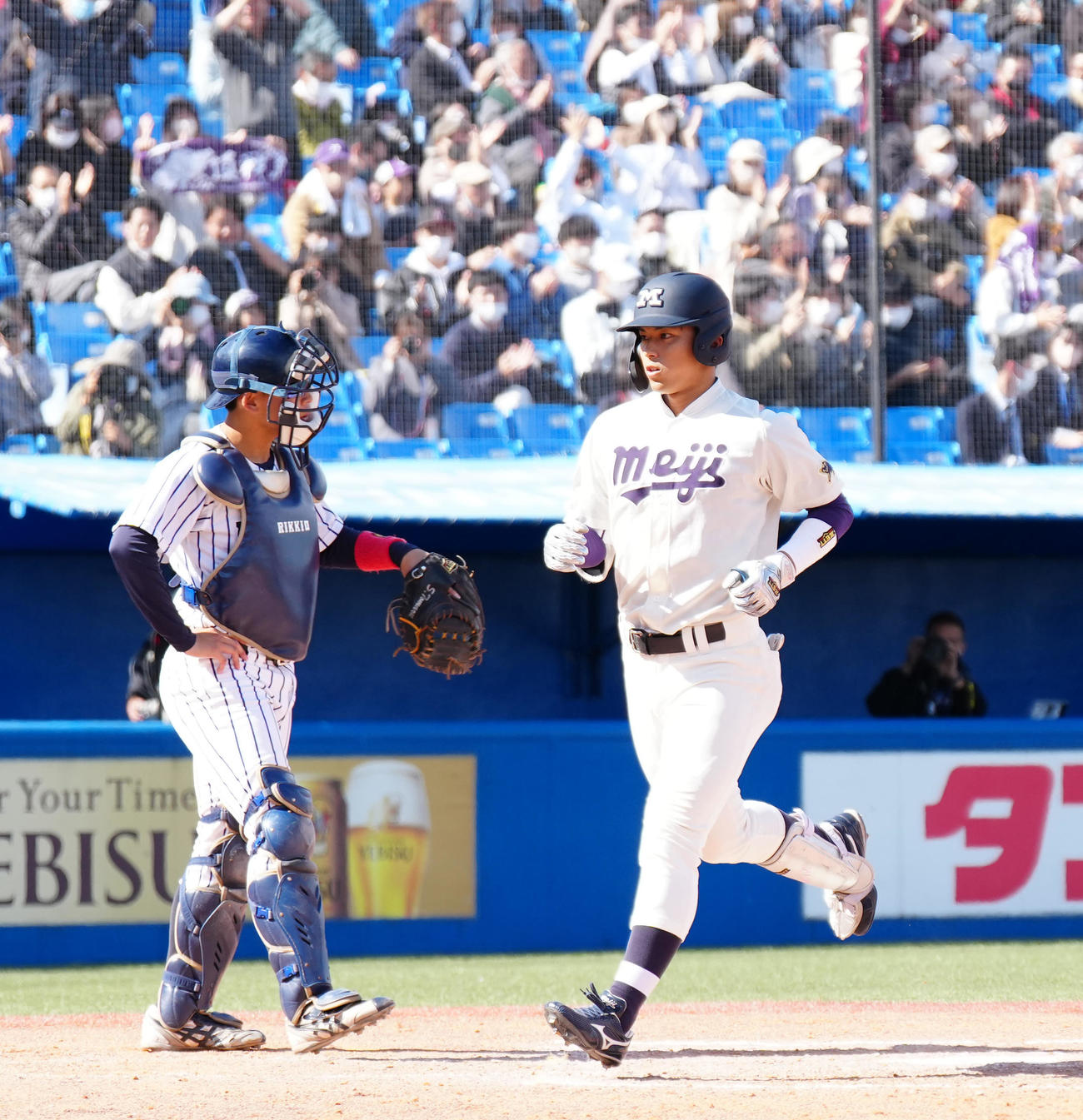 明大対立大　8回表明大無死二塁、逆転2点本塁打を放ち、生還する宗山（右）（撮影・江口和貴）