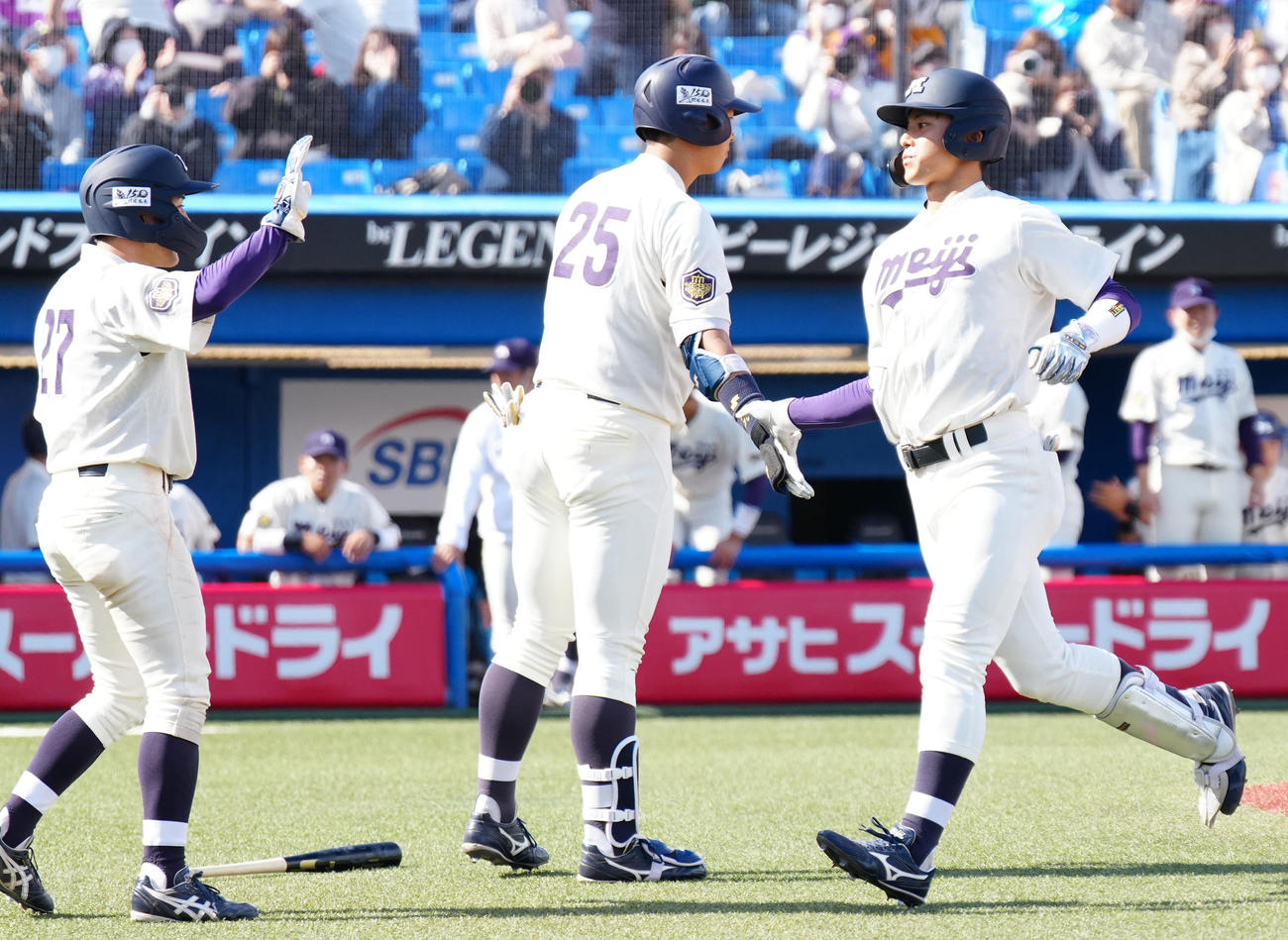 明大対立大　8回表明大無死二塁、逆転2点本塁打を放ち、生還した宗山（右）（撮影・江口和貴）
