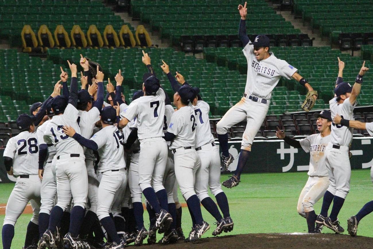 九産大対九共大　優勝して、歓喜する九共大の選手たち（撮影・菊川光一）