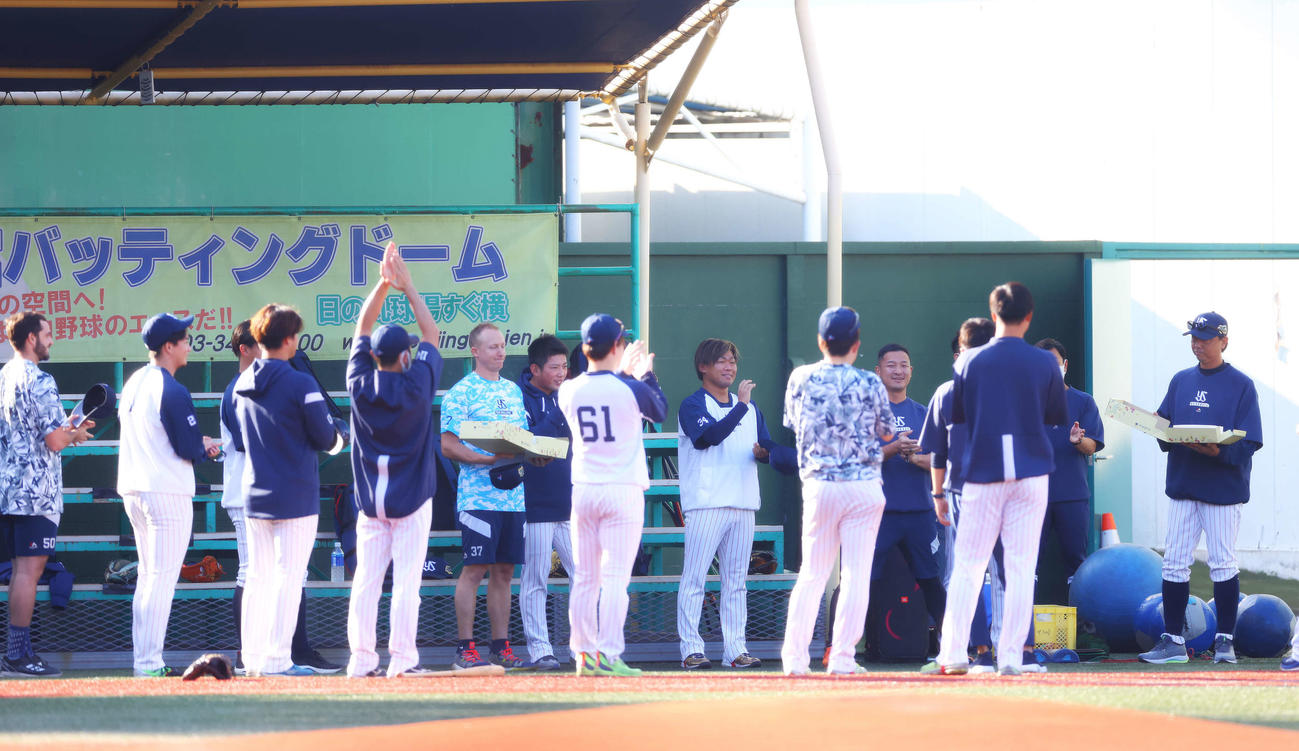 ヤクルト対オリックス　試合前、誕生日を迎え、投手陣から祝福されるヤクルト伊藤投手コーチ（右）（撮影・河田真司）