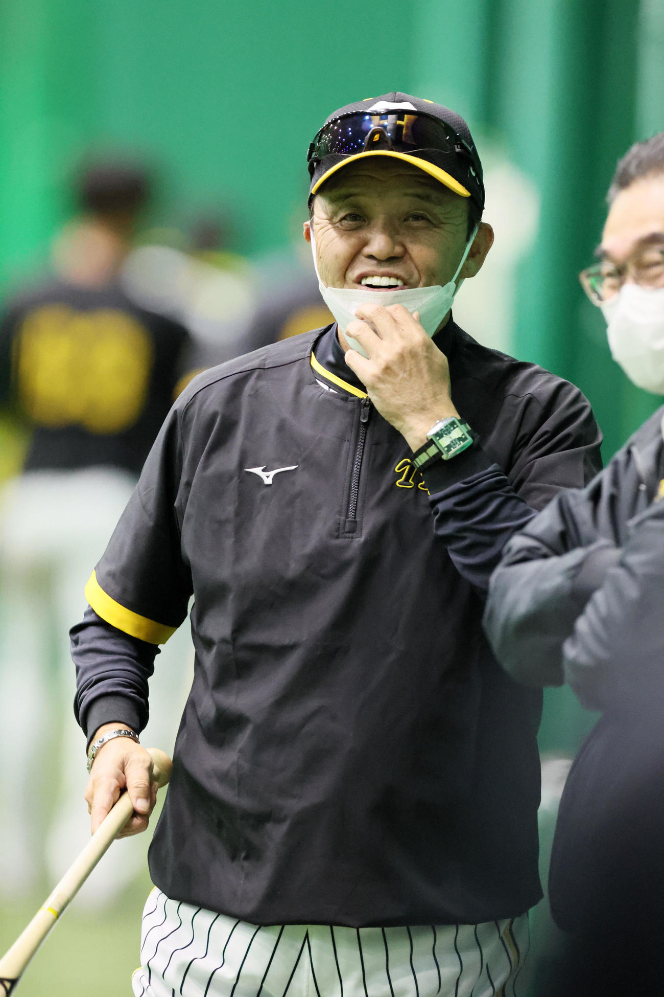 練習中明るい表情を見せる岡田監督（撮影・加藤哉）