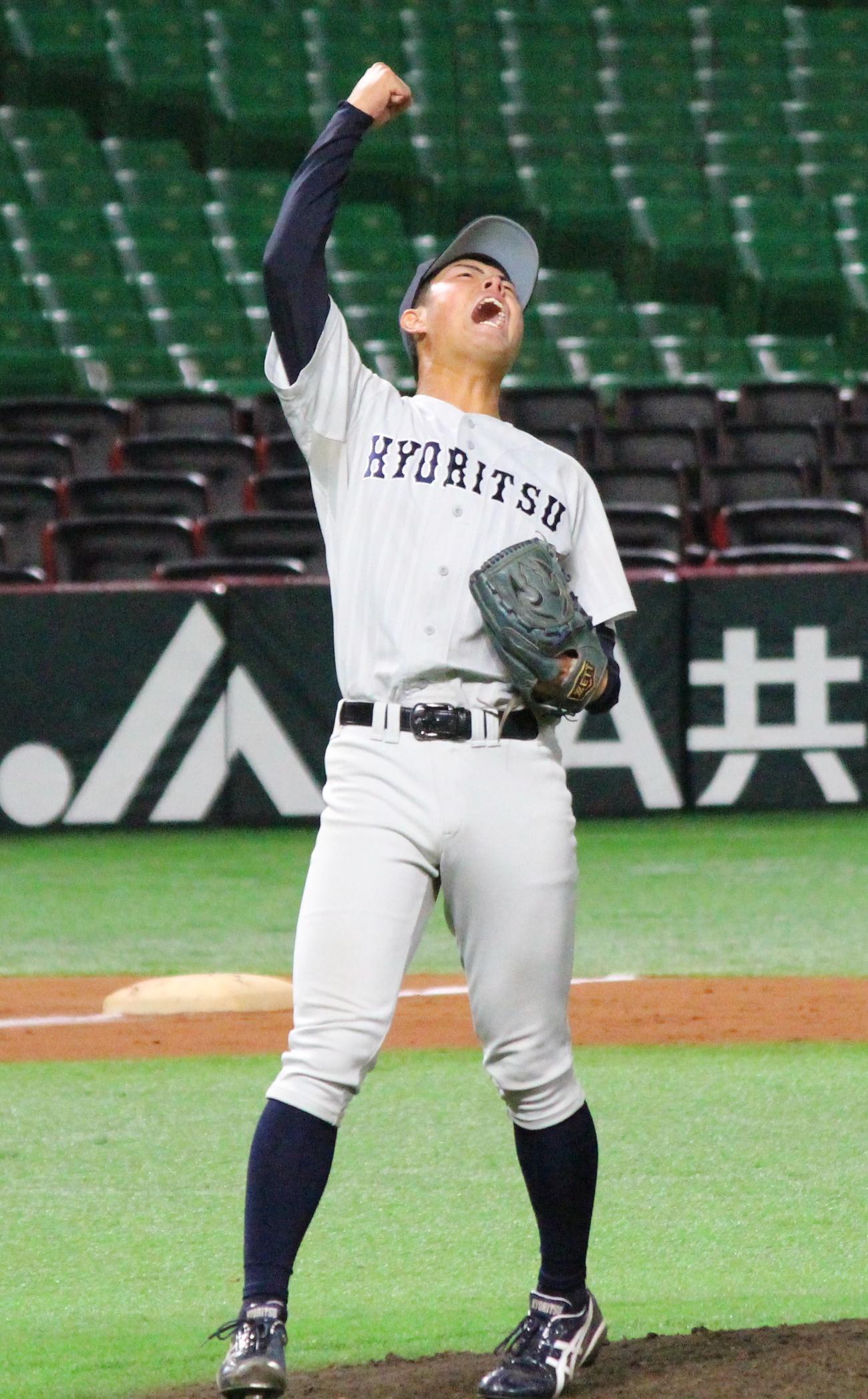 優勝してガッツポーズする九共大・坂元創投手（撮影・菊川光一）