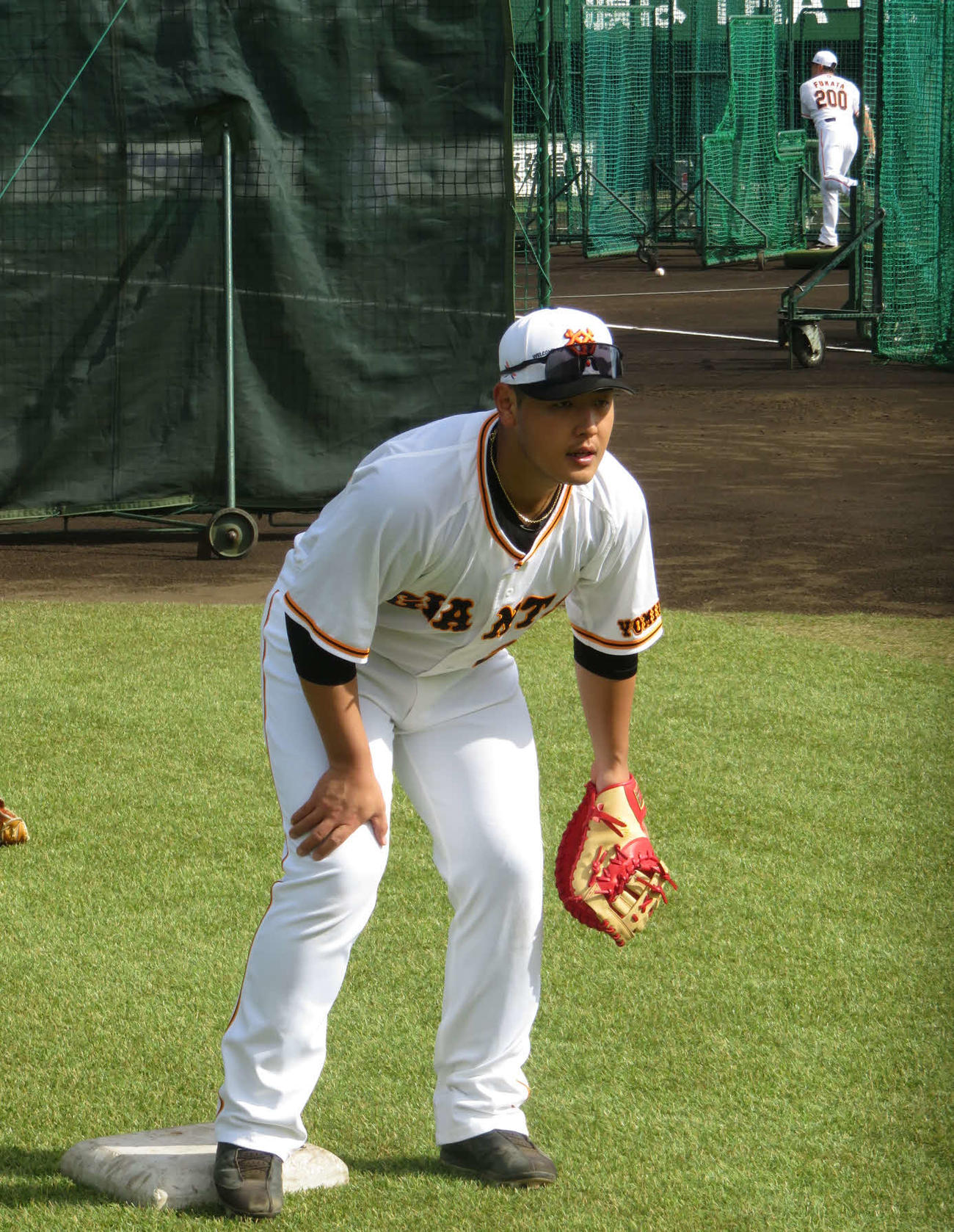 巨人川相コーチのノックを受ける岡本和（撮影・小早川宗一郎）