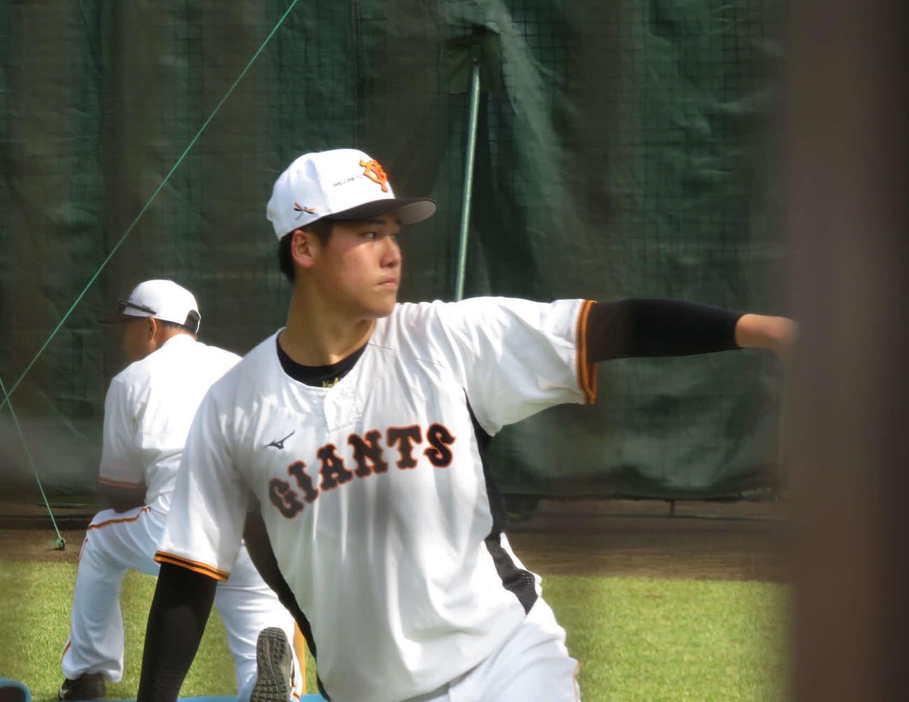 秋季練習でキャッチボールをする育成の巨人京本（撮影・小早川宗一郎）
