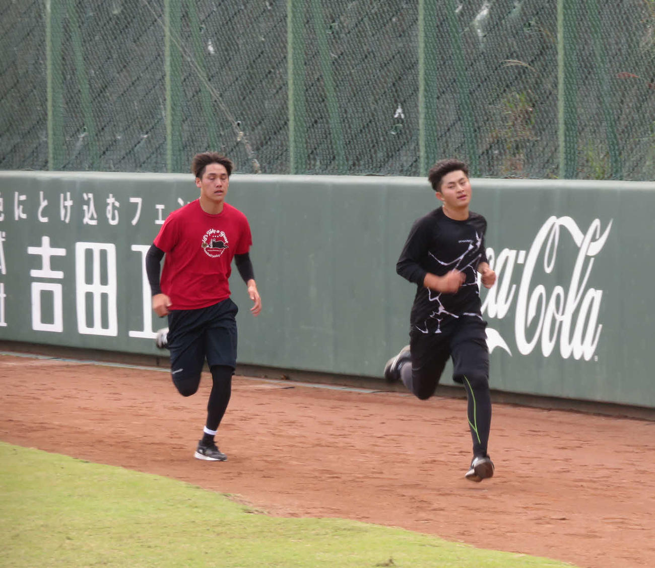 秋季練習でダッシュする育成の巨人京本（左）と川崎（撮影・小早川宗一郎）