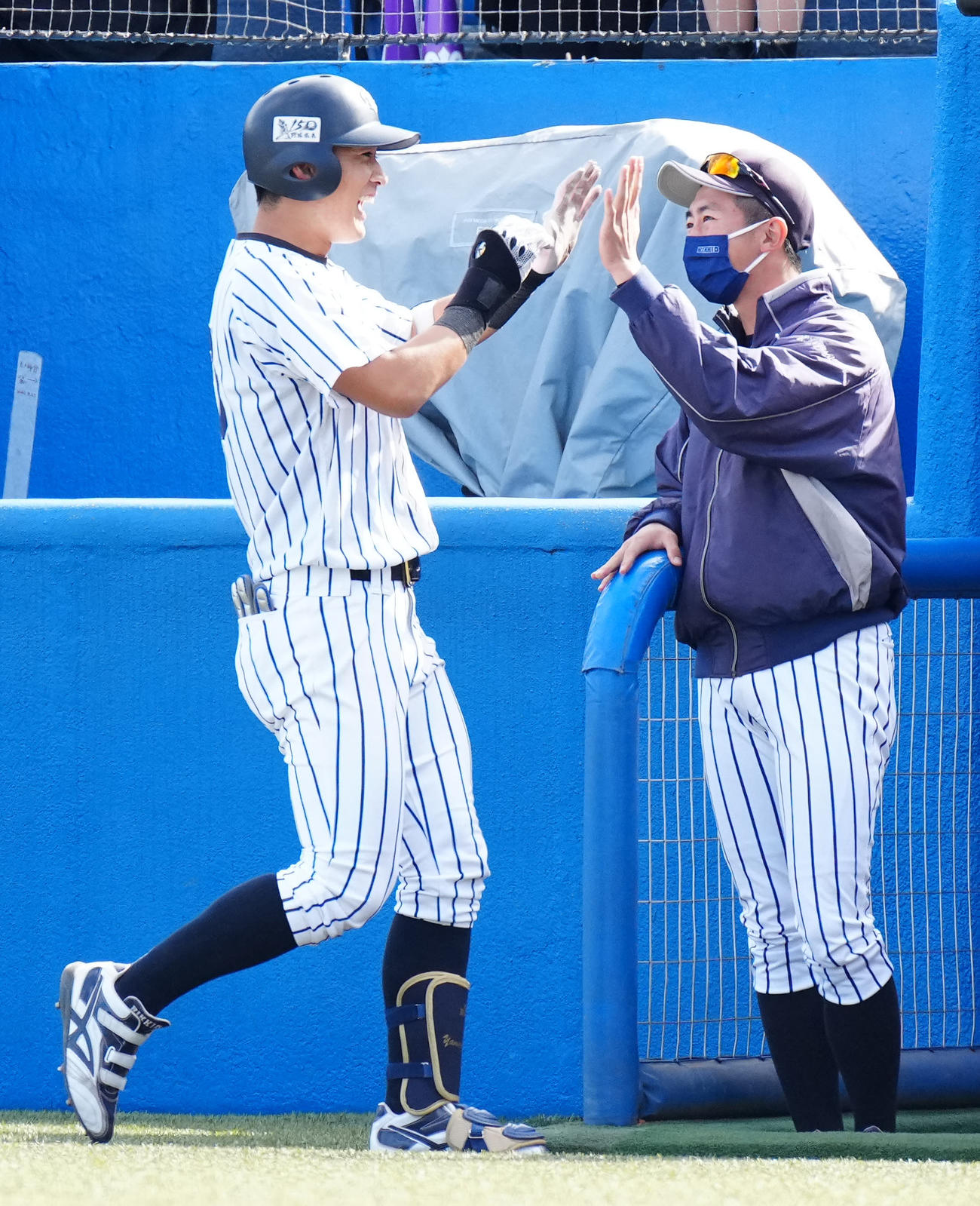 明大対立大　4回裏立大1死一、三塁、犠飛で同点とし、タッチを交わす山田（左）（撮影・江口和貴）