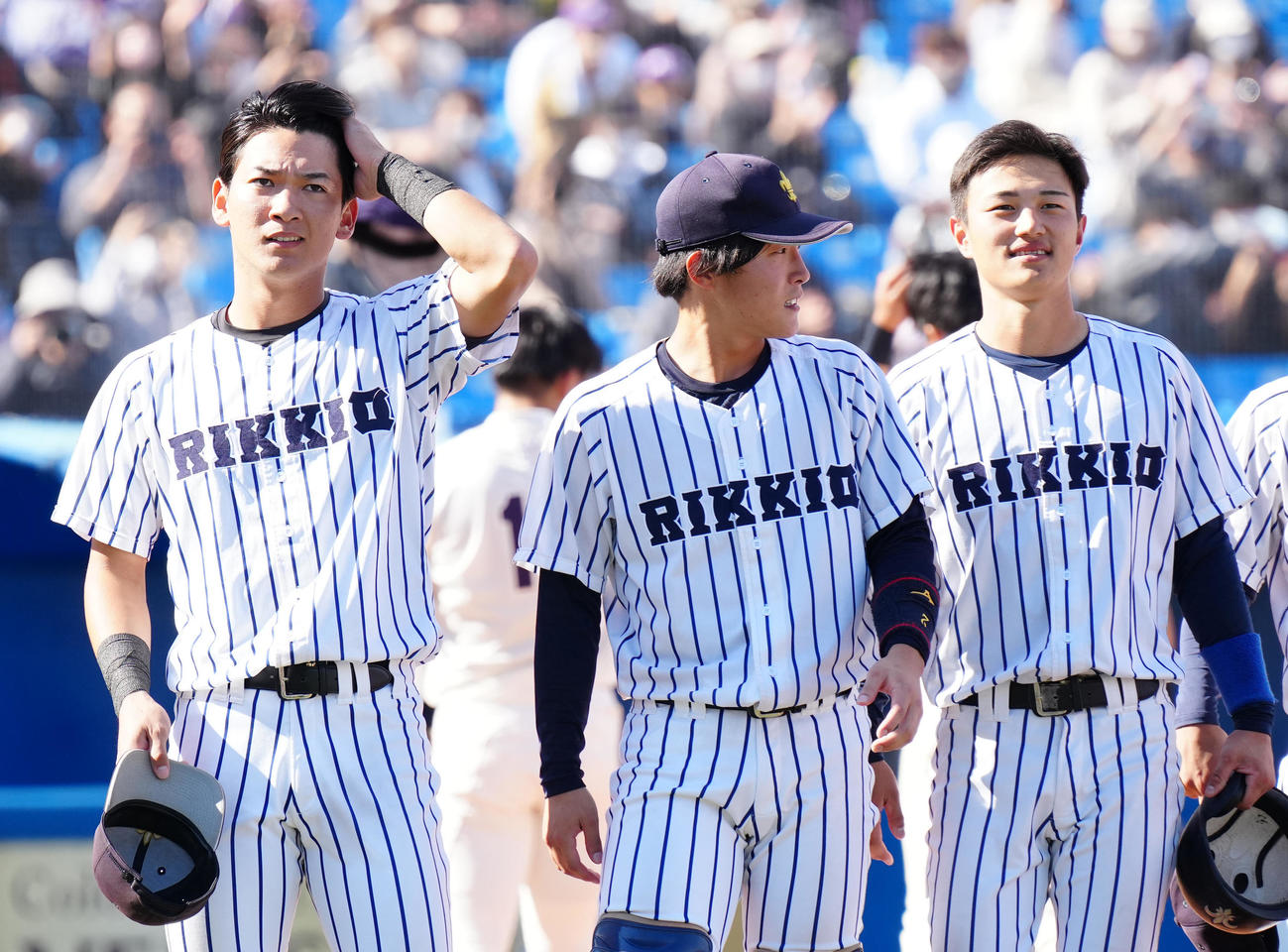 明大対立大　試合後、応援席へあいさつに向かう立大・山田（左）ら（撮影・江口和貴）