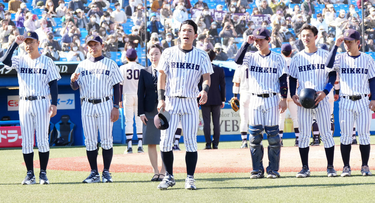 明大対立大　試合後、応援席へあいさつする立大・山田（中央）ら（撮影・江口和貴）
