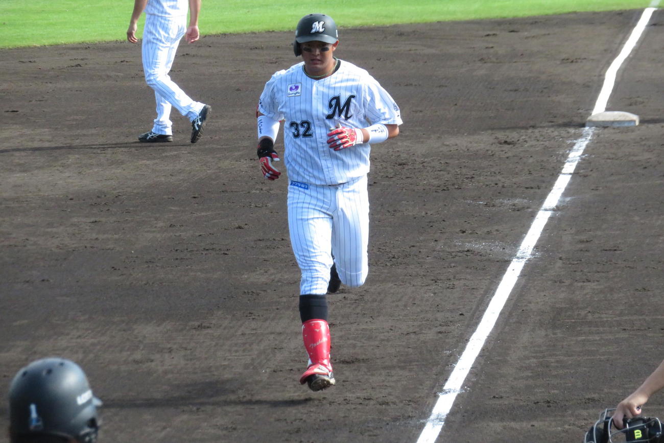 フェニックスリーグ6本目の本塁打を放ったロッテ佐藤都（撮影・金子真仁）