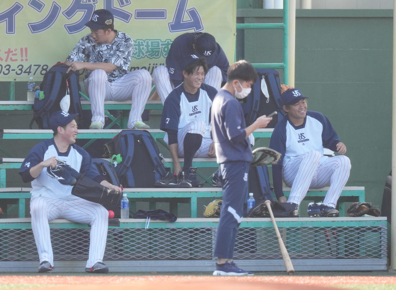 ヤクルト対オリックス　試合前練習で笑顔のヤクルト高橋（中央）（撮影・鈴木みどり）