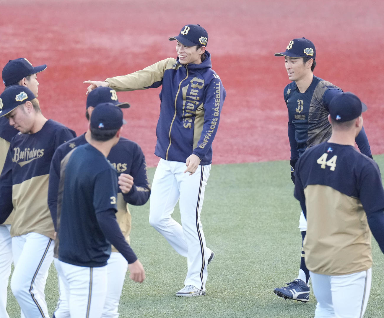 ヤクルト対オリックス　試合前練習で笑顔のオリックス山岡（中央）（撮影・鈴木みどり）