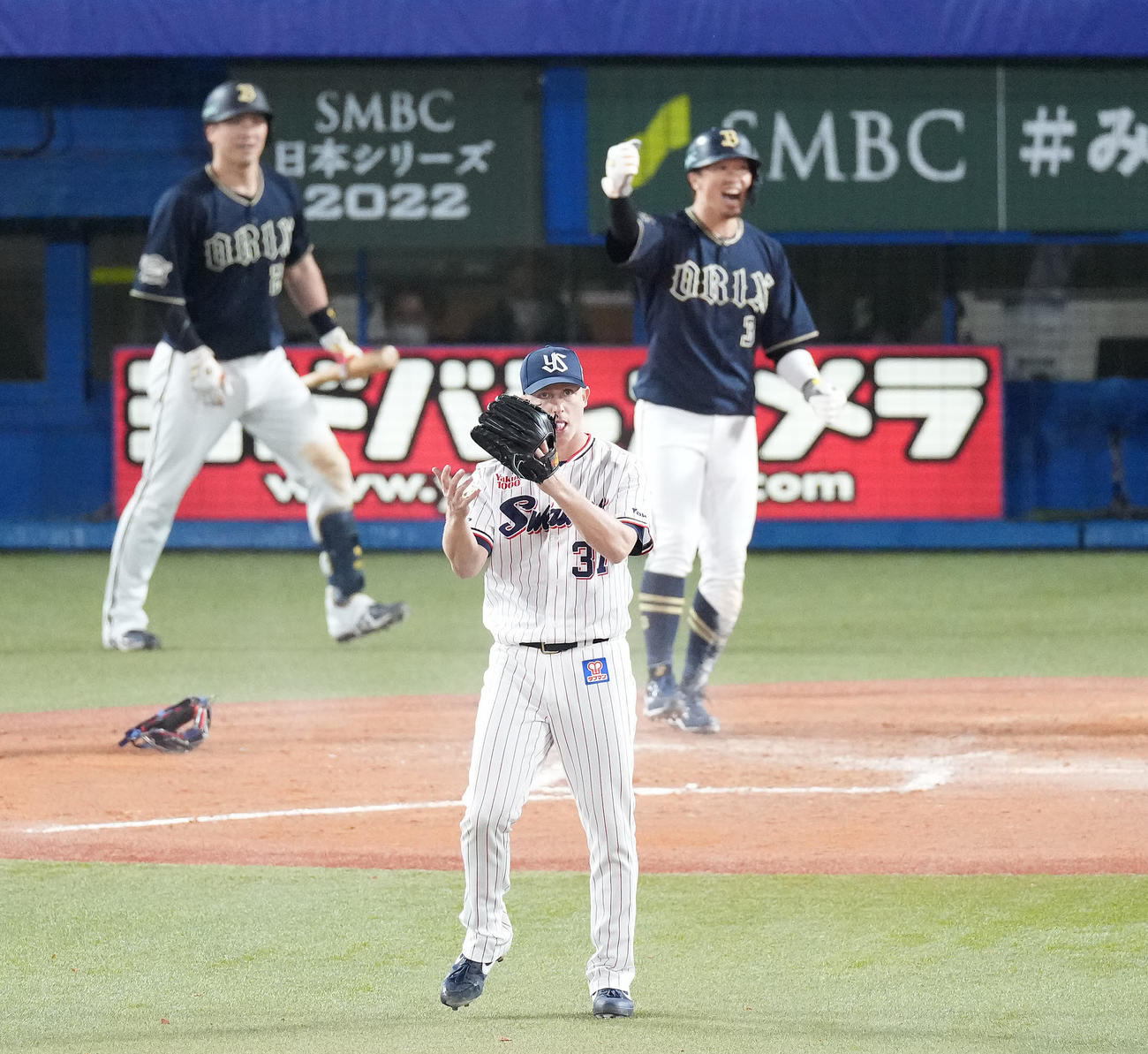 ヤクルト対オリックス　9回表オリックス無死一塁、紅林のバント球を一塁へ悪送球し、一塁走者安達の生還を許すマクガフ（22年10月29日）