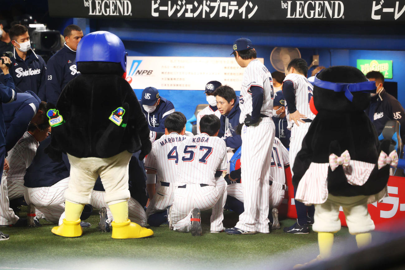 ヤクルト対オリックス　試合前円陣で声出しするヤクルト山田（中央）（撮影・河田真司）